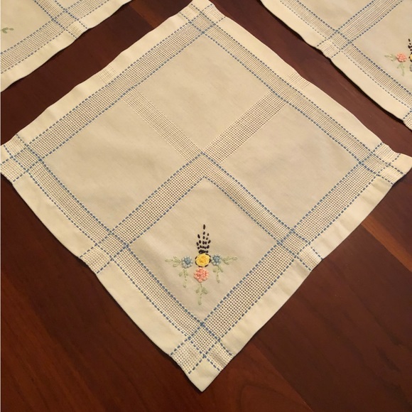 Vintage table topper & (4) matching hand-stitched floral linen napkins - Picture 4 of 12